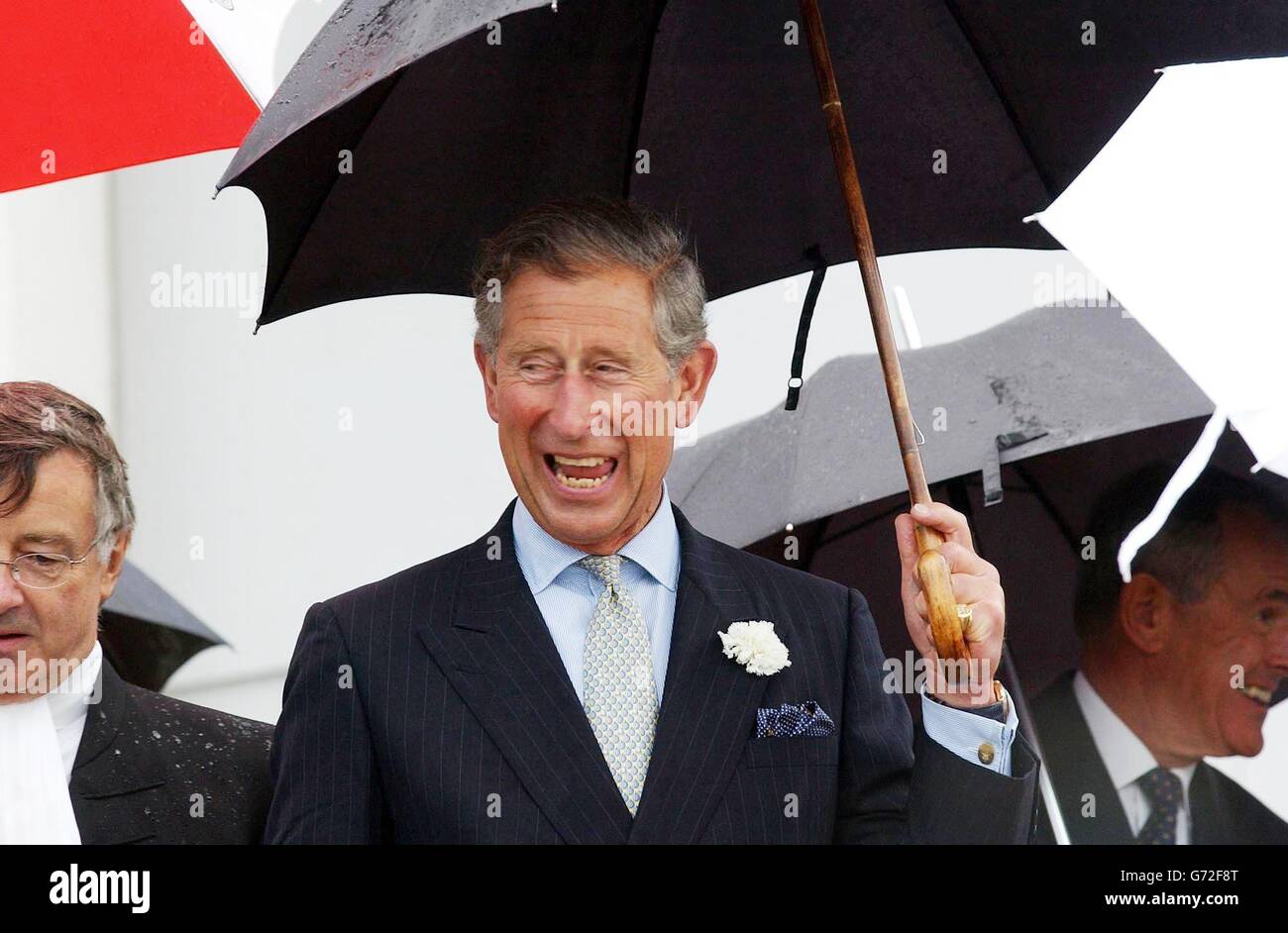 Der Prinz von Wales bei der Enthüllung der Golden Jubilee Needle der Königin in Jersey. Der Prinz verbringt zwei Tage auf den Kanalinseln, um ihre acht Jahrhunderte lange Treue zur Monarchie zu feiern. Im Jahr 1204 verlor König John von England seine Besitztümer in der Normandie, aber die Kanalinseln beschlossen, dem englischen König gegenüber loyal zu bleiben, anstatt ein Teil Frankreichs zu werden. Charles reist morgen nach Guernsey, aber sein Besuch auf der winzigen Herm-Insel mit dem Boot droht aufgrund des schlechten Wetters zu stornieren. Stockfoto