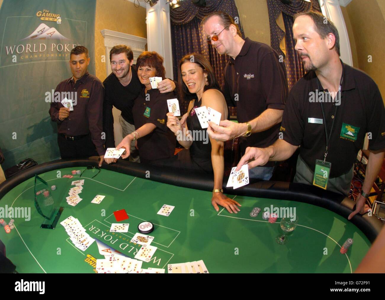 Schauspielerin und Pokerspielerin Mimi Rogers (Mitte rechts) mit Jenny Kaye, Dave Devilfish Uliot, Scott Kremhelner, Phil Helmuth und Ray Vaswani beim Start der ersten Gaming Club World Poker Championships, die morgen im Merrion Club Casino in Dublin beginnt. Die Gaming Club World Poker Championships haben eine Eintrittsgebühr von EUR 6000 und werden voraussichtlich das größte Pot Limit Hold'em aller Zeiten mit einem ersten Preis von EUR 250,000 und einem Gesamtpreisfonds für den Wettbewerb von über EUR 730,000 haben. Der Gaming Club, ein Online-Casino und ein Pokerraum, sponsern die Veranstaltung. Belle Rock’s Head of Poker, Stockfoto