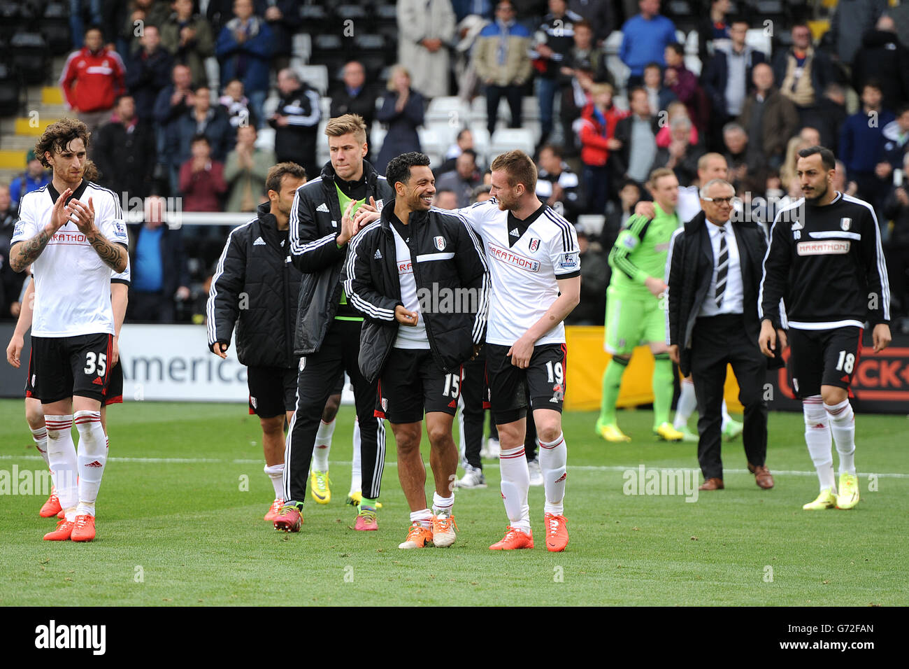 Fußball - Barclays Premier League - Fulham gegen Crystal Palace - Craven Cottage. Fulham-Spieler applaudieren den Heimfans während der Walkabout nach dem letzten Pfiff Stockfoto
