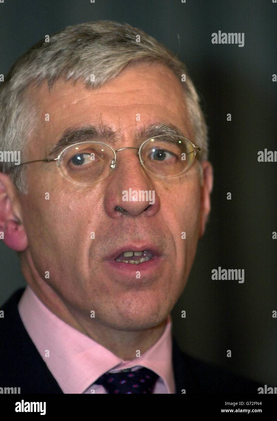 Außenminister Jack Straw spricht in seinem Londoner Büro während einer gemeinsamen Pressekonferenz mit Herrn Nechirvan Barzani, dem Premierminister der Regionalregierung Kurdistans im Irak, zu den Medien. Stockfoto