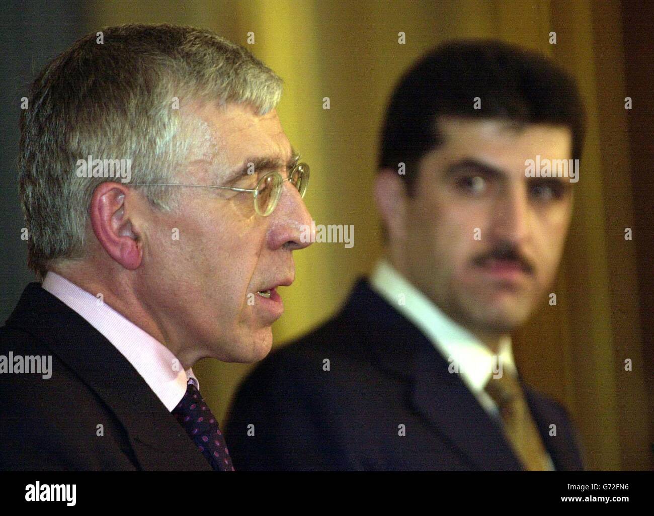 Außenminister Jack Straw (links) spricht bei einer gemeinsamen Pressekonferenz mit Herrn Nechirvan Barzani, dem Premierminister der Regionalregierung Kurdistans im Irak, in seinem Londoner Büro zu den Medien. Stockfoto