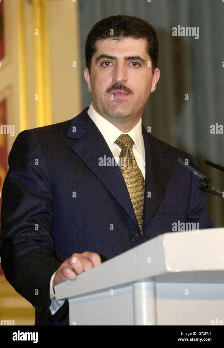 Herr Nechirvan Barzani, der Premierminister der Regionalregierung Kurdistans im Irak, spricht im Rahmen einer gemeinsamen Pressekonferenz mit Außenminister Jack Straw vor den Medien des Außenministeriums in London. Stockfoto