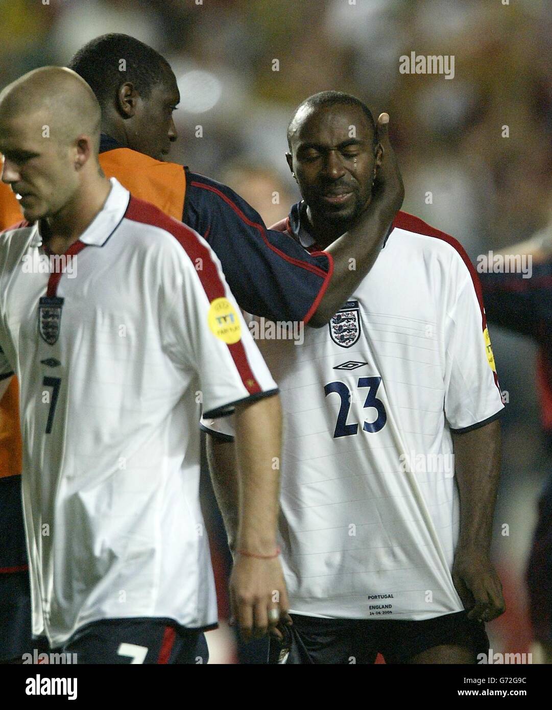 Der englische Darius Vassell weint, nachdem er beim Viertelfinalspiel der Euro 2004 im Estadio da Luz in Lissabon, Portugal, die Strafe gegen Portugal verpasst hatte. England verlor gegen Portugal 6-5 auf Strafen, nachdem das Spiel in einem Unentschieden von 2-2 nach Verlängerung endete. Stockfoto