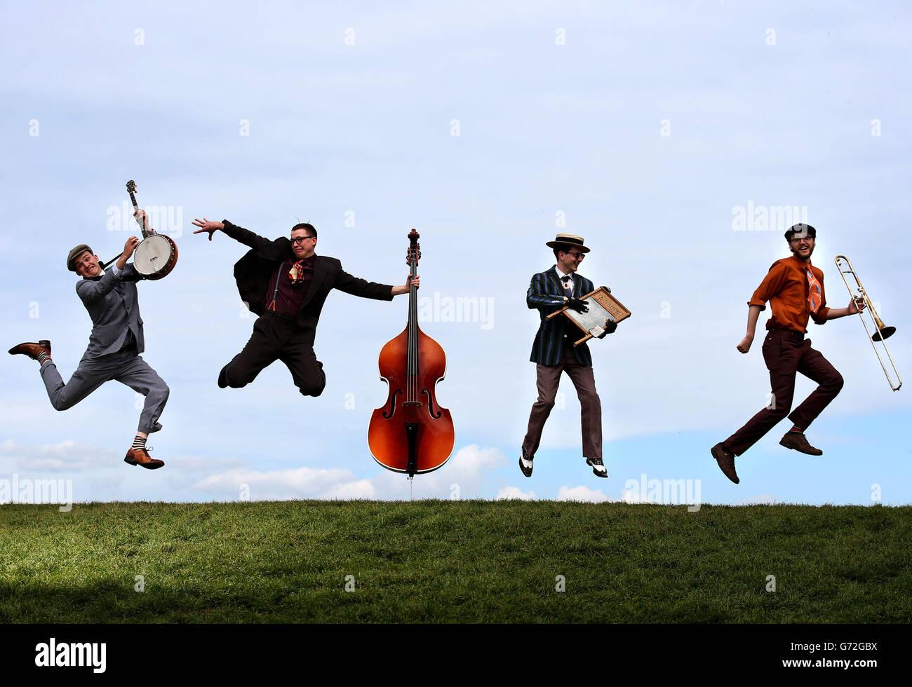 (l-r) T.J. Muller, im Banjo, Ted Harbot, am Kontrabass, Paul Archibald, Auf dem Waschbrett und Patrick Darley auf der Posaune während einer Fotowand im Carlton Hill in Edinburgh, um für das 36. Edinburgh Jazz and Blues Festival zu werben, das vom 18. Bis 27. Juli stattfindet. Stockfoto