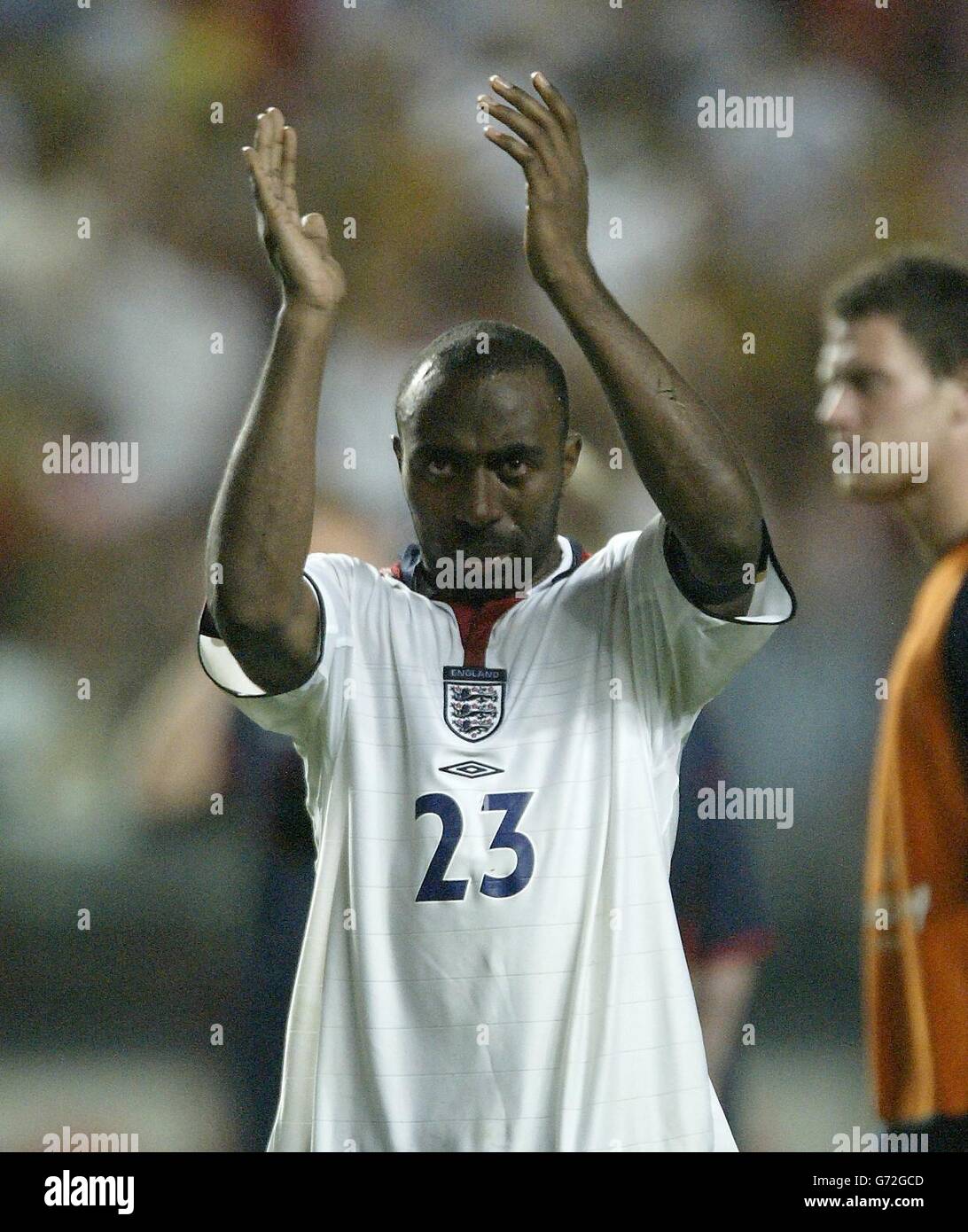 Der englische Darius Vassell, nachdem er beim Viertelfinalspiel der Euro 2004 im Estadio da Luz in Lissabon, Portugal, eine Strafe gegen Portugal verpasst hatte. England verlor gegen Portugal 6-5 auf Strafen, nachdem das Spiel in einem Unentschieden von 2-2 nach Verlängerung endete. Stockfoto