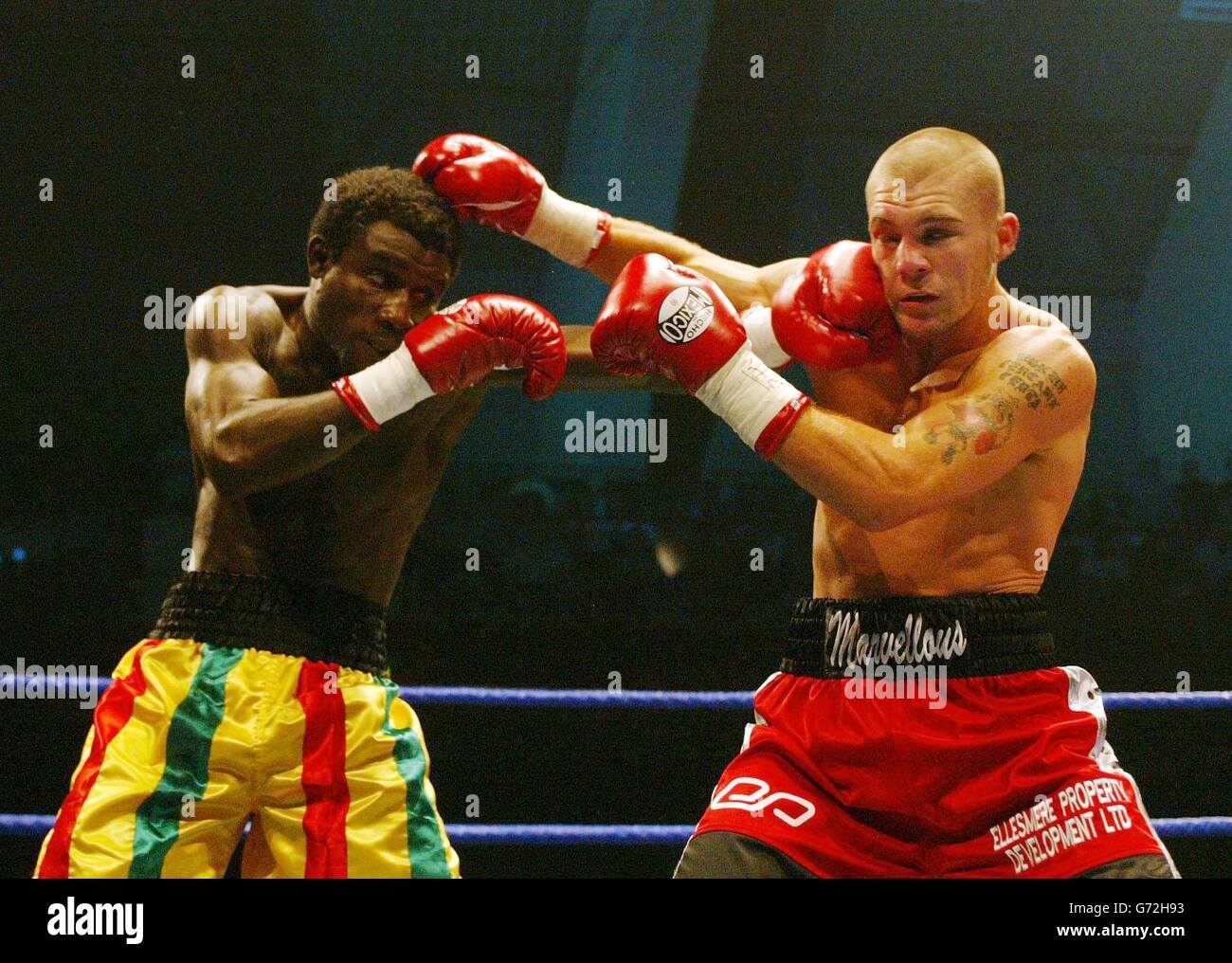 Jamie Moore (rechts) im Einsatz mit Ossie Duran während des Commonwealth-Titelkampfes mit leichten Mittelgewicht in King's Hall, Belfast. Stockfoto