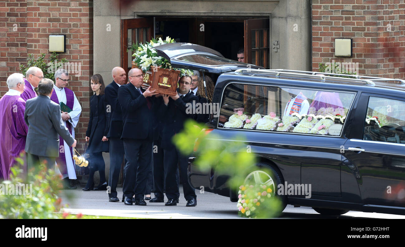 Der Sarg von Ann Maguire verlässt nach ihrer Beerdigung die katholische Kirche des Unbefleckten Herzens Mariens im Moortown-Viertel im Norden Leeds. Stockfoto