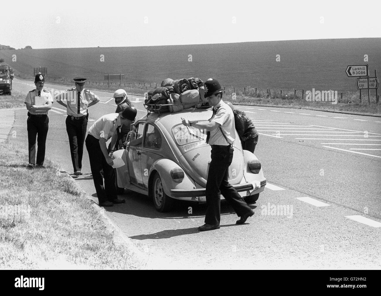 Die Polizei verteilt Flugblätter, um Reisende abzuhalten, die nach Stonehenge in Wiltshire reisen, um zu verhindern, dass sich Hippies zur Feier der diesjährigen Sommersonnenwende am Denkmal versammeln. Stockfoto