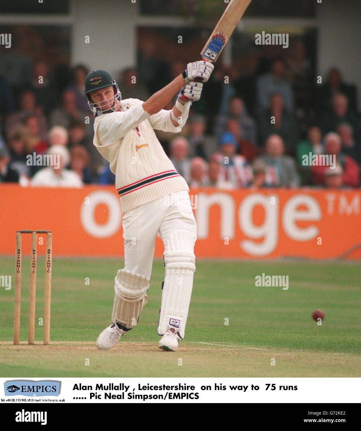 Cricket - Leicestershire / Middlesex. Alan Mullally, Leicestershire auf dem Weg nach 75 Stockfoto