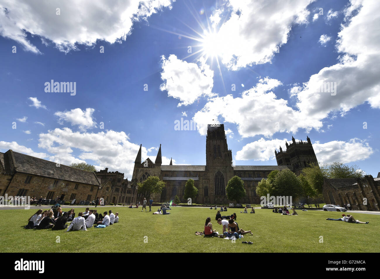 Durham Cathedral sonnt sich im Sonnenschein, als die Temperaturen über 20 Grad celsius erreichten. Stockfoto