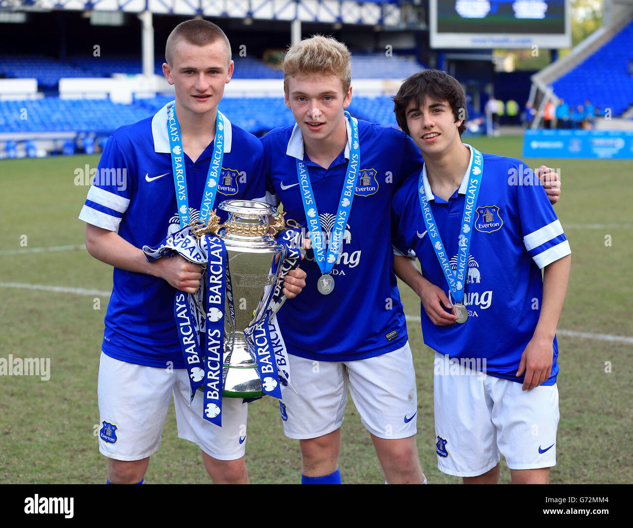 Everton-Spieler feiern mit der U18 Premier League Trophy Stockfoto