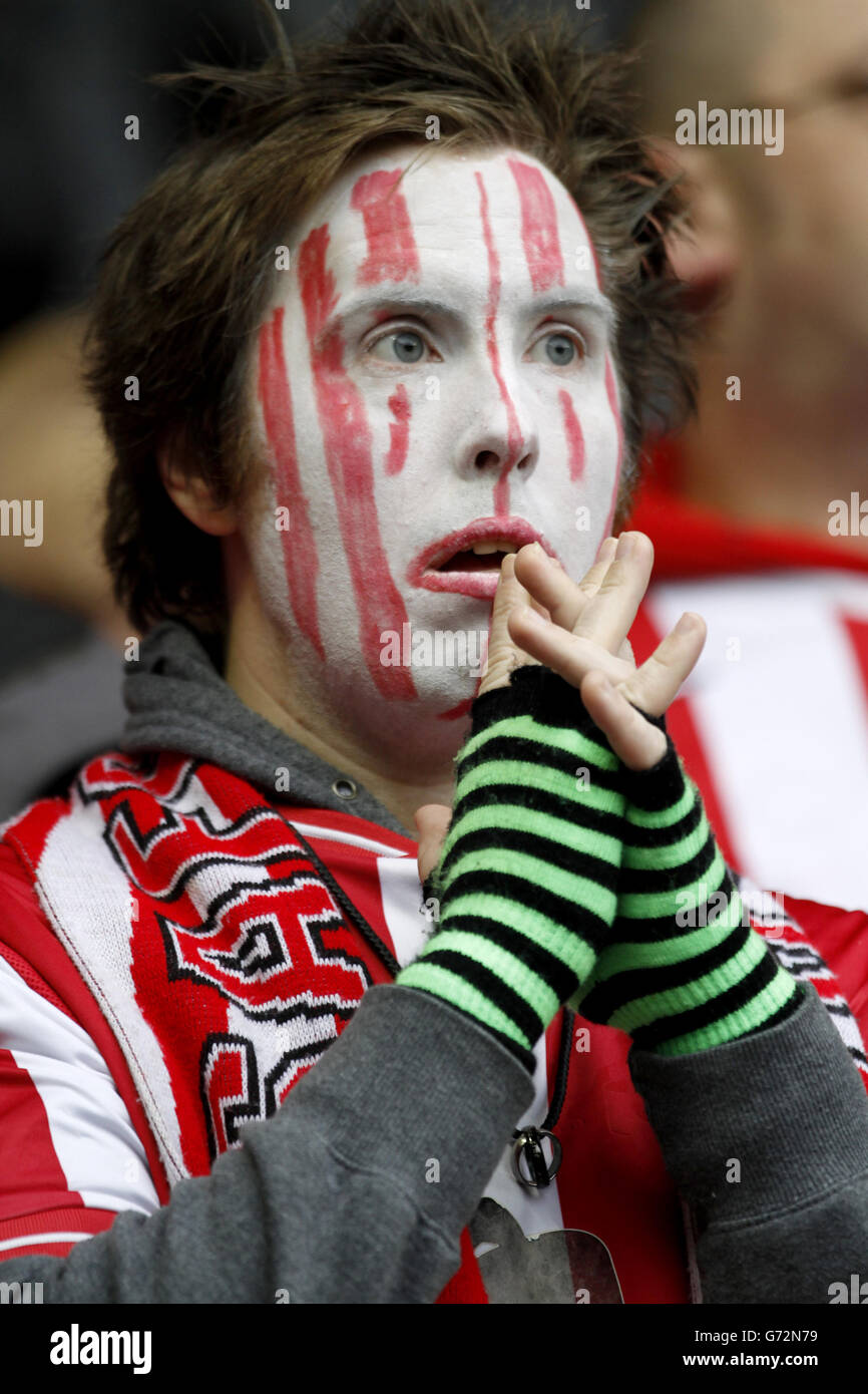 Fußball - Barclays Premier League - Sunderland / Cardiff City - Stadion des Lichts. Ein Sunderland-Fan mit Gesichtsfarbe auf den Tribünen Stockfoto