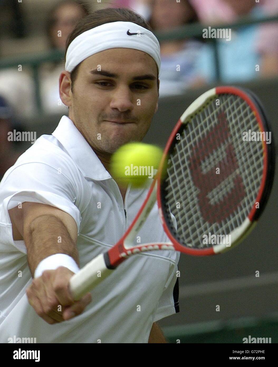 Titelverteidiger Roger Federer aus der Schweiz im Einsatz gegen Ivo  Karlovic aus Kroatien bei den Lawn Tennis Championships in Wimbledon,  London. KEIN HANDY Stockfotografie - Alamy