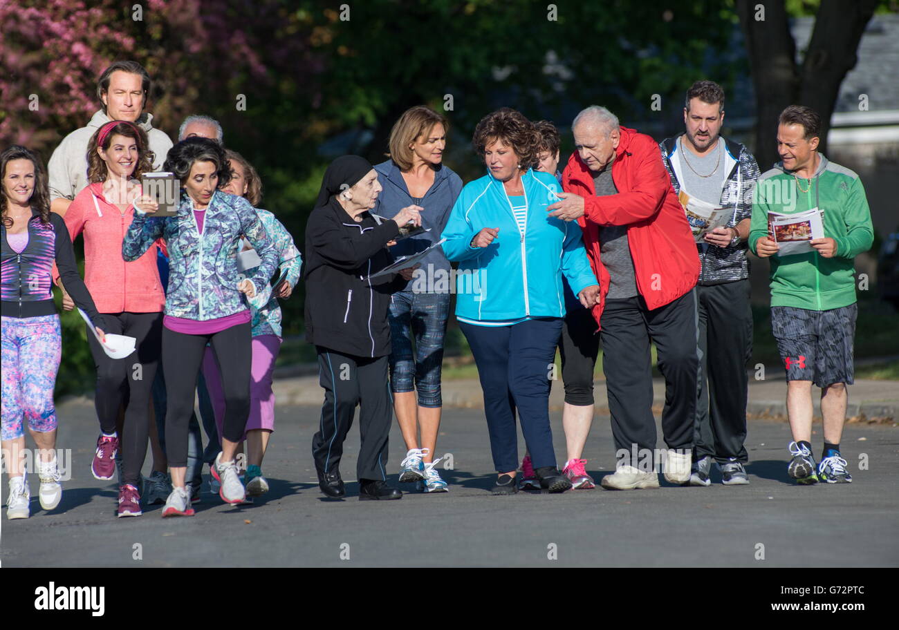 Datum der Freigabe: 25. März 2016 Titel: My Big Fat Greek Hochzeit 2 STUDIO: Universal Bilder Direktor: Kirk Jones PLOT: A Portokalos Familiengeheimnis bringt die beliebten Charaktere wieder zusammen für eine noch größer und Greeker Hochzeit Darsteller: Nia Vardalos, John Corbett, Michael Constantine (Credit: C Universal Pictures/Entertainment Bilder /) Stockfoto