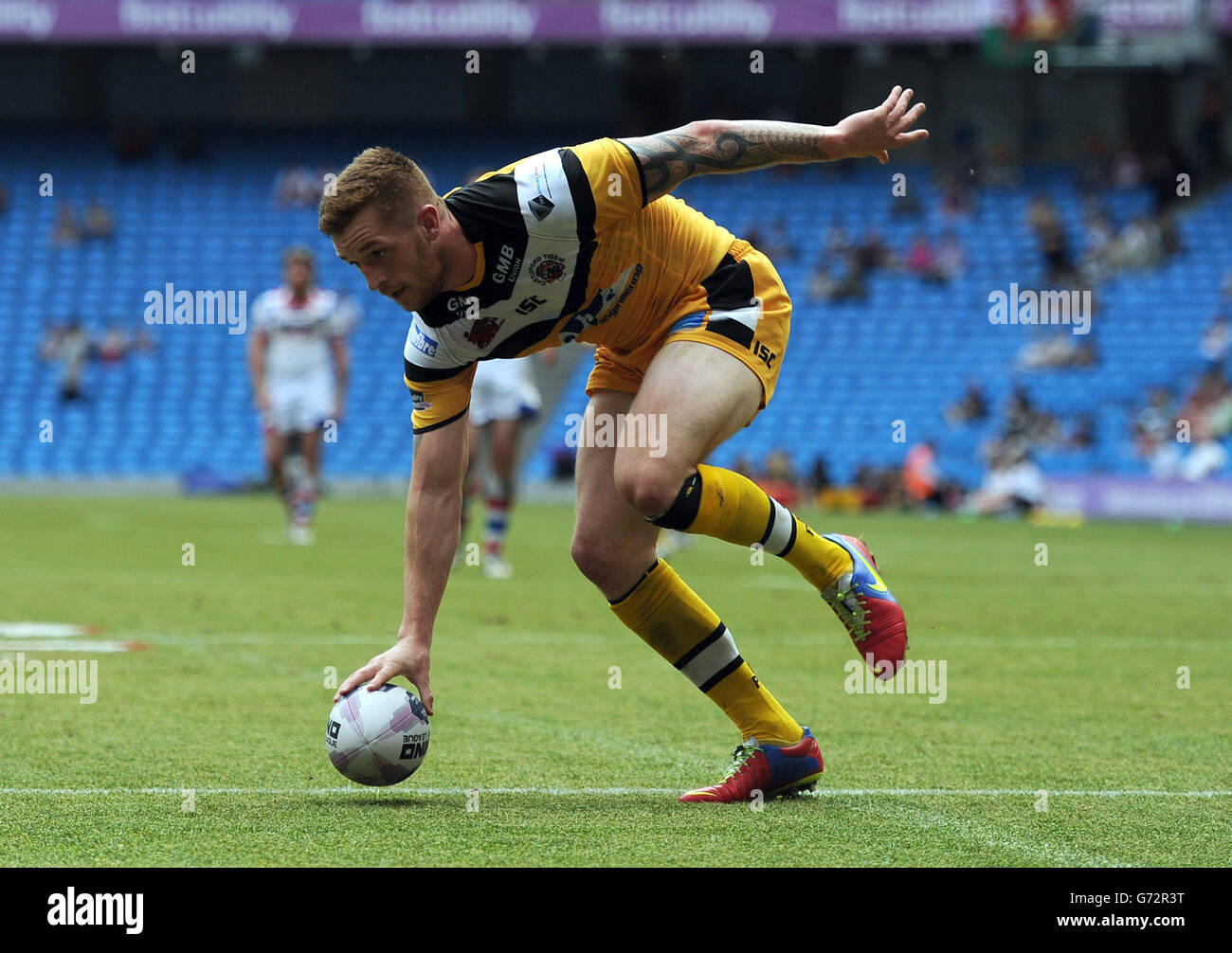 Marc Sneyd von Castleford Tigers läuft beim ersten Spiel am Magic Weekend der Utility Super League im Etihad Stadium, Manchester, vorbei, um einen Versuch zu machen. Stockfoto