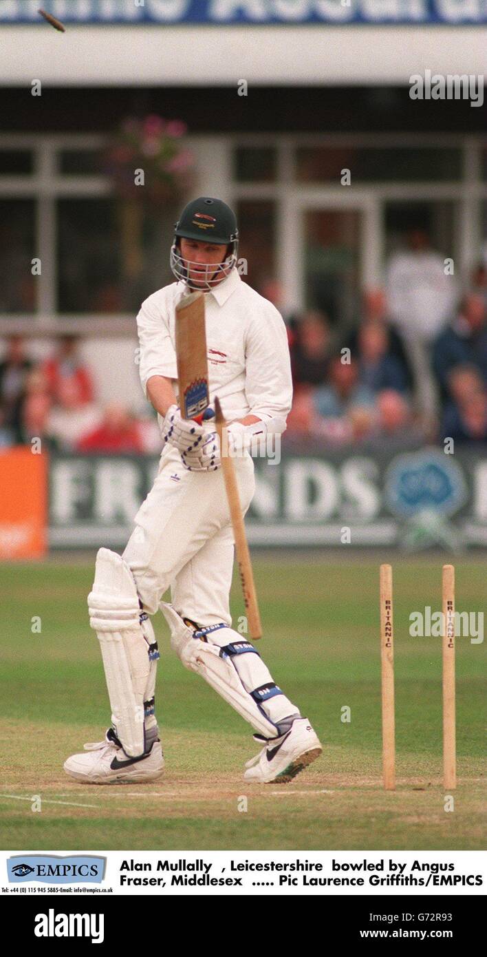 Cricket - Leicestershire / Middlesex. Alan Mullally, Leicestershire, von Angus Fraser, Middlesex, geguckt Stockfoto
