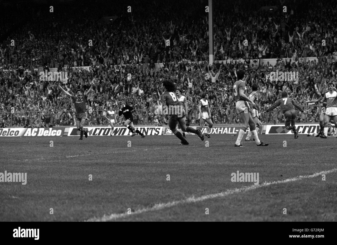 Liverpools Craig Johnston springt vor Freude, nachdem er das Siegtor im FA Cup Finale gegen Everton in Wembley erzielt hat. Teamkollege Ian Rush, der die beiden anderen Tore Liverpools erzielte, gratuliert ihm. Stockfoto