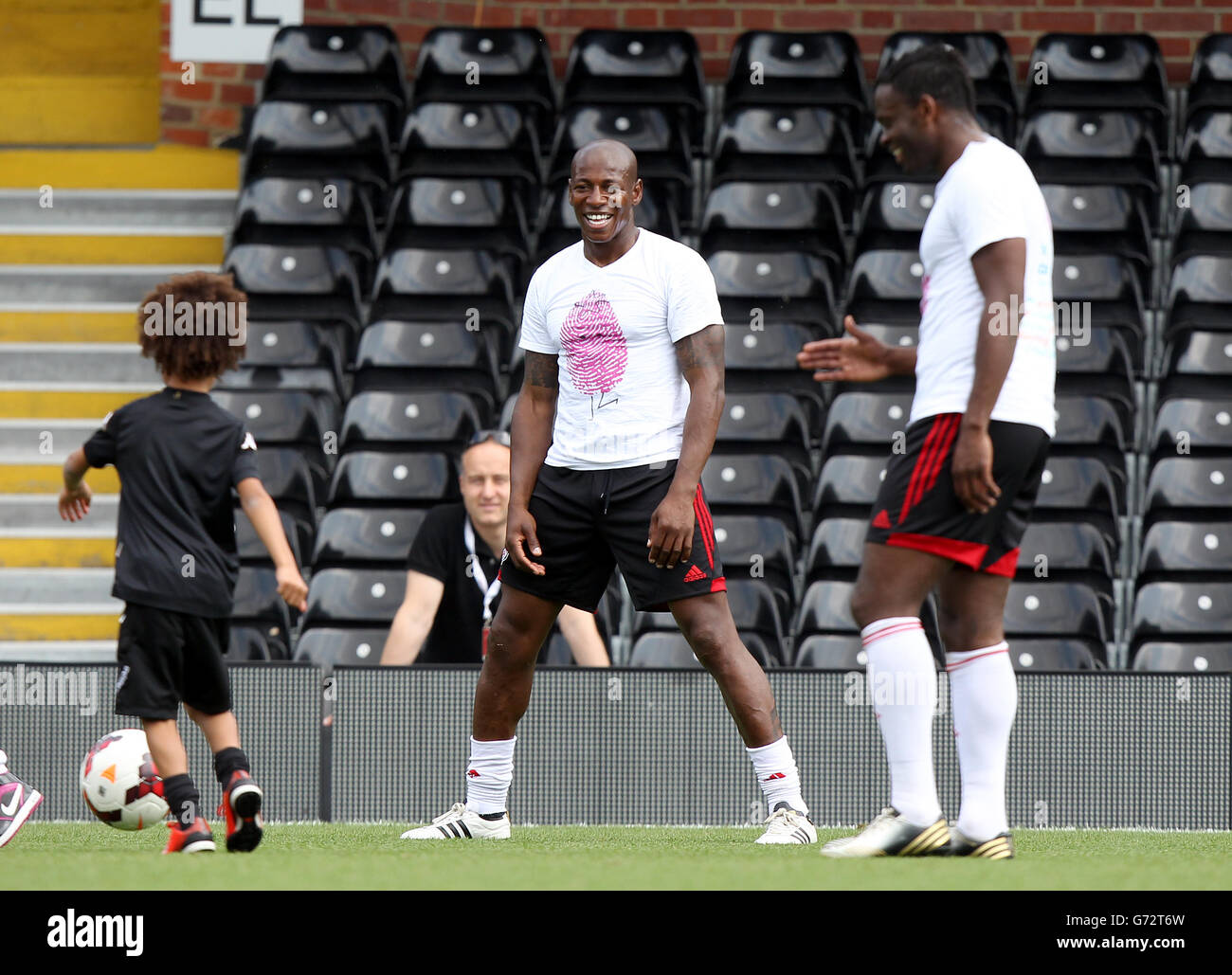 Soccer - Charity All Star Match - Fulham gegen Sealand - Craven Cottage. Fulhams All Stars-Spieler wärmen sich vor dem Spiel auf Stockfoto