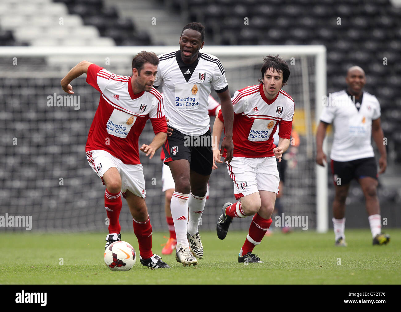 Soccer - Charity All Star Match - Fulham gegen Sealand - Craven Cottage. Matt Johnson von Sealand und Luis Saha von Fulham Stockfoto Soccer - Charity All Star Match - Fulham gegen Sealand - Craven Cottage. Matt Johnson von Sealand und Luis Saha von Fulham Stockfoto