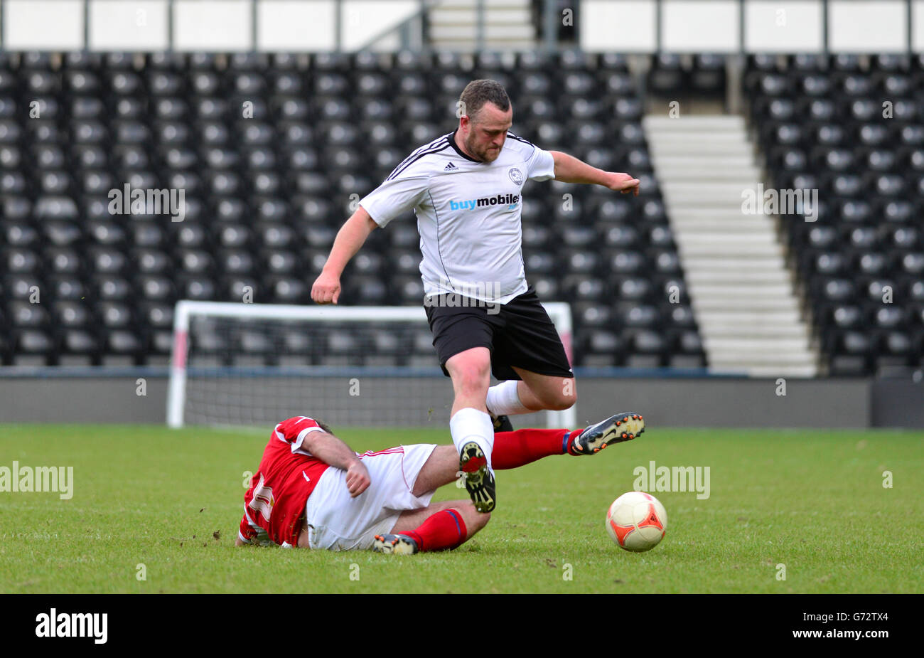 Fans von Derby County und Nottingham Forest nehmen an einem Charity-Spiel Teil, um im iPro Stadium, Derby, Geld für Kinder mit Krebs zu sammeln. DRÜCKEN SIE VERBANDSFOTO. Bilddatum: Mittwoch, 21. Mai 2014. Der Bildnachweis sollte lauten: Lewis Stickley/PA Wire Stockfoto