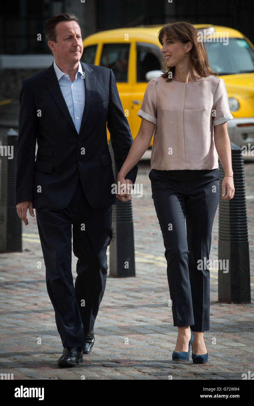 Premierminister David Cameron und seine Frau Samantha kommen zur Abstimmung in der Methodist Central Hall in Westminster an. In ganz Großbritannien haben sich Meinungsumfragen eröffnet, als Millionen von Wählern bei den Wahlen zum Europäischen Rat und zu den kommunalwahlen ihre Stimme gaben. Stockfoto