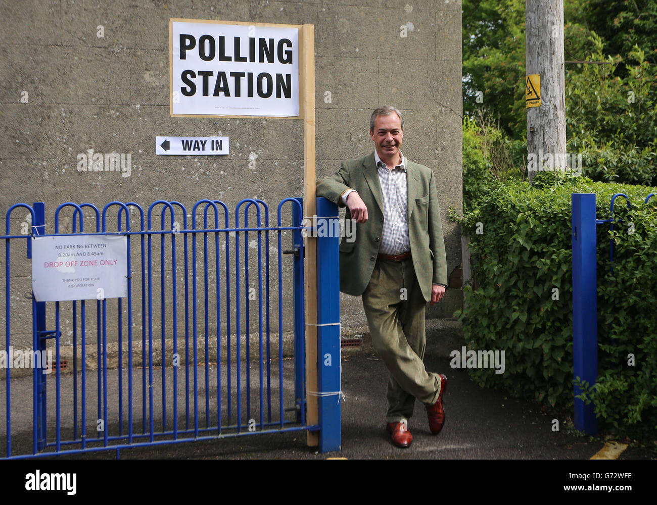 UKIP-Führer Nigel Farage posiert für Fotografen, als er die Cudham Church of England Primary School in Cudham, Kent, verlässt, nachdem er bei den heutigen lokalen und europäischen Wahlen seine Stimme abgegeben hat. Stockfoto