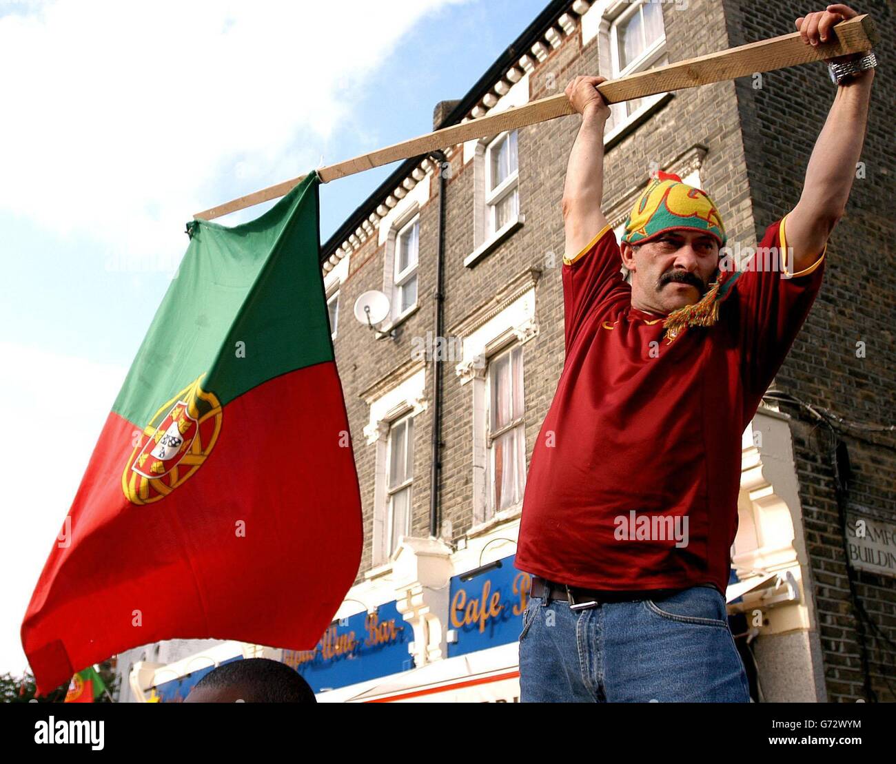 Portugiesische Fans versammeln sich in Londons South Lambeth Road, um ihre Nationalmannschaft beim EM 2004 Finale heute Abend gegen Griechenland in Lissabon zu unterstützen. Stockfoto