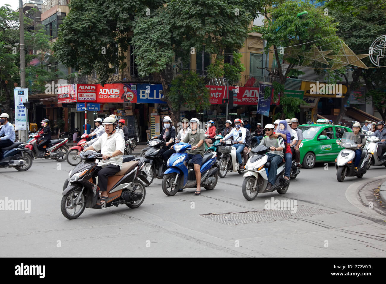 Straßenverkehr mit vielen Motorrädern im Zentrum von Hanoi, Vietnam Stockfoto