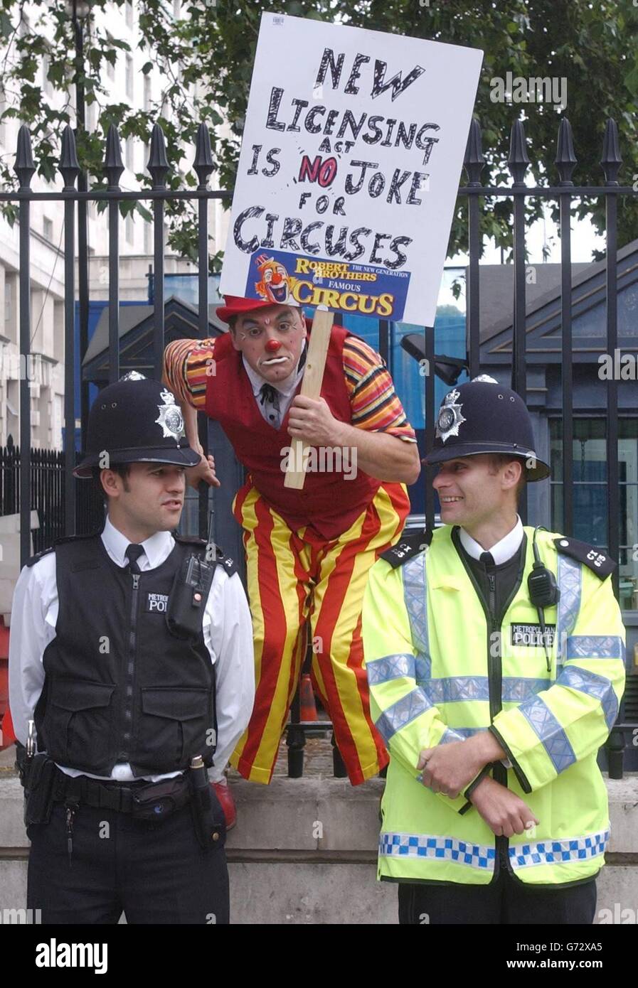 Circus-Performer Jan Erik Brenner demonstriert vor der Nr.10 Downing St. in London. Clowns, Jongleure und andere darstellende Künstler werden gegen neue Gesetze zu den Zirkussen für Reisen protestieren. Die Darsteller beanspruchen eine Anforderung für Reisende Attraktionen, um eine Unterhaltung Lizenz jedes Mal, wenn sie Pitch ihre große Spitze zu ihrer Schließung und das Ende einer englischen Tradition führen könnte zu erhalten. Stockfoto