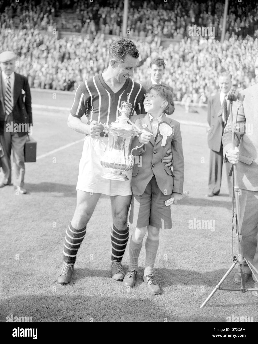 Manchester City Kapitän Roy Paul mit seinem Sohn Robert, 13, nachdem er den FA Cup in Wembley, London, erhalten hatte. City besiegte Birmingham mit drei Toren zu einem. Stockfoto