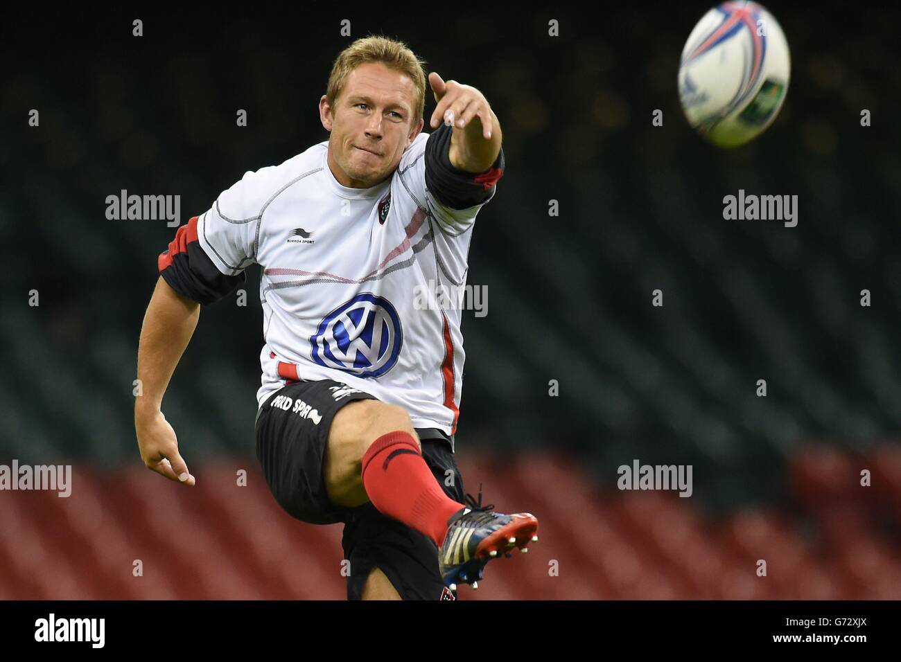 Rugby Union - Heineken Cup - Finale - RC Toulon gegen Saracens - RC Toulon Trainingssitzung und Pressekonferenz - Millennium Stadium. Jonny Wilkinson von RC Toulon übt während der Trainingseinheit im Millennium Stadium, Cardiff, sein Treten. Stockfoto