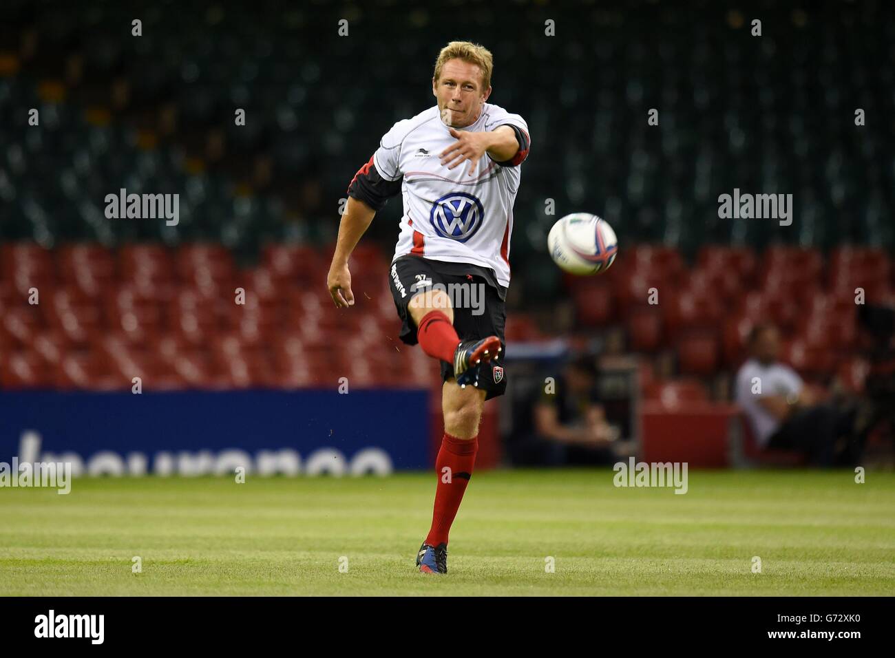 Jonny Wilkinson von RC Toulon übt während der Trainingseinheit im Millennium Stadium, Cardiff, sein Treten. Stockfoto