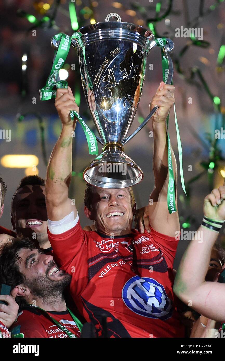 Jonny Wilkinson von RC Toulon hebt die Trophäe nach dem Gewinn des Heineken Cup Finales im Millennium Stadium, Cardiff. Stockfoto