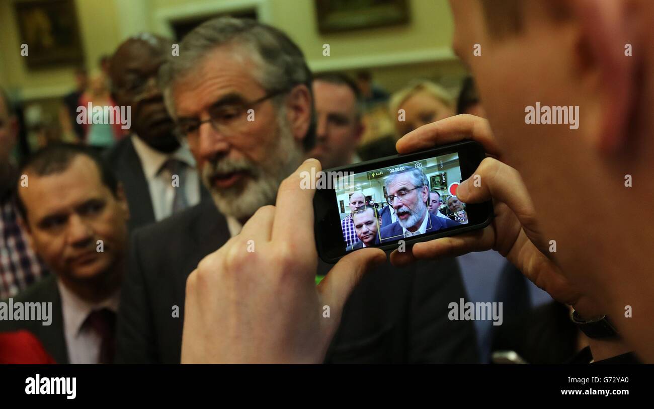 Sinn Fein's Gerry Adams (Mitte) bei der Nachwahlzählung in Dublin West im Citywest Hotel in Dublin. Stockfoto