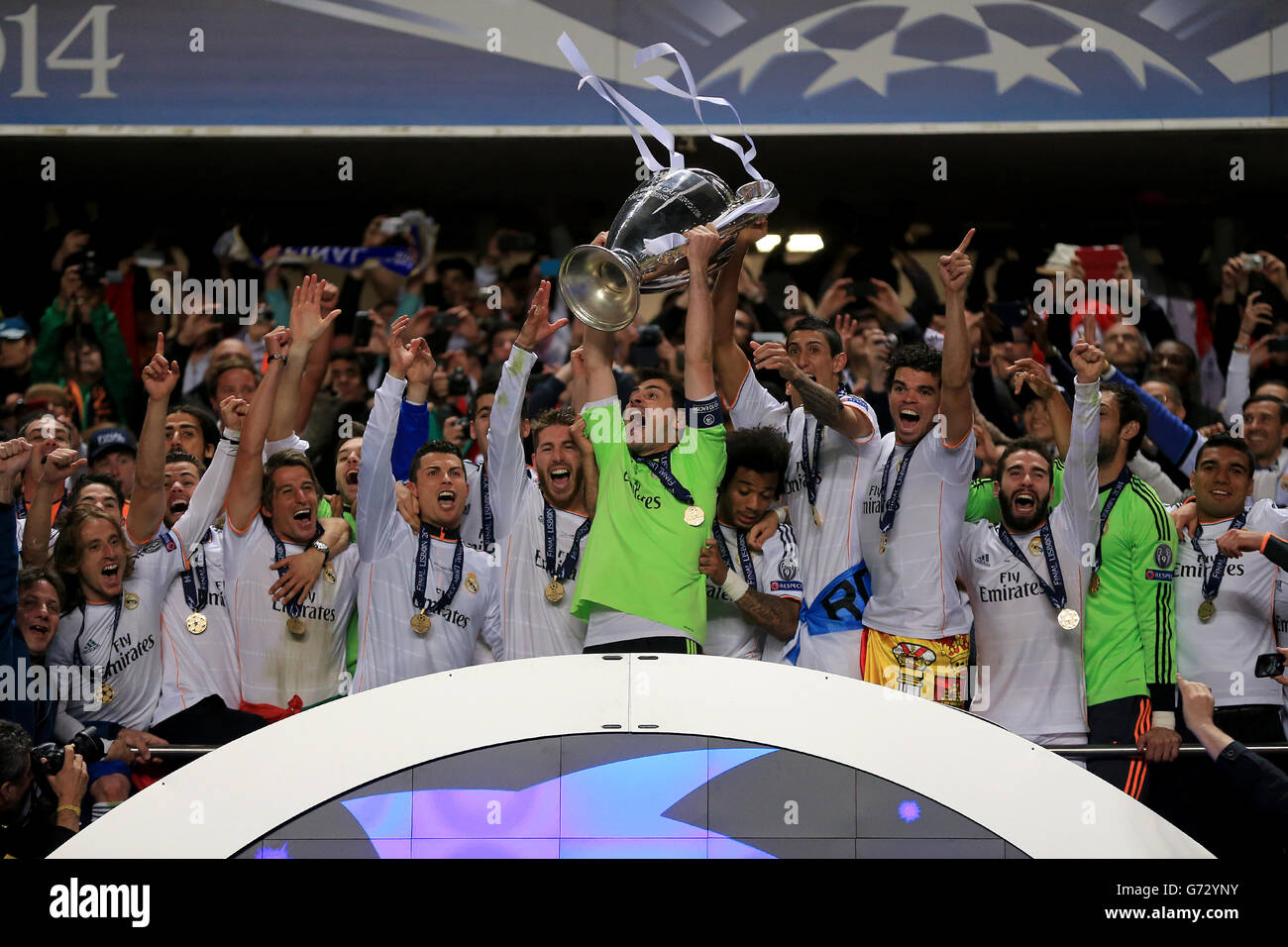 Iker Casillas von Real Madrid hebt die UEFA Champions League Trophy an Stockfoto