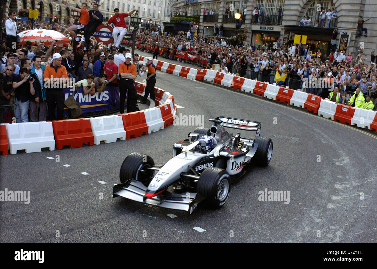 David Coulthard fährt mit einem McLaren Mercedes die Regent Street in London entlang, während die Formel 1 in die Hauptstadt kommt. Tausende von Formel-1-Fans versammelten sich zu dem beispiellosen Straßenmotorsportevent inmitten von Rufen nach einem permanenten Grand Prix, der dort ausgetragen wird. Stockfoto
