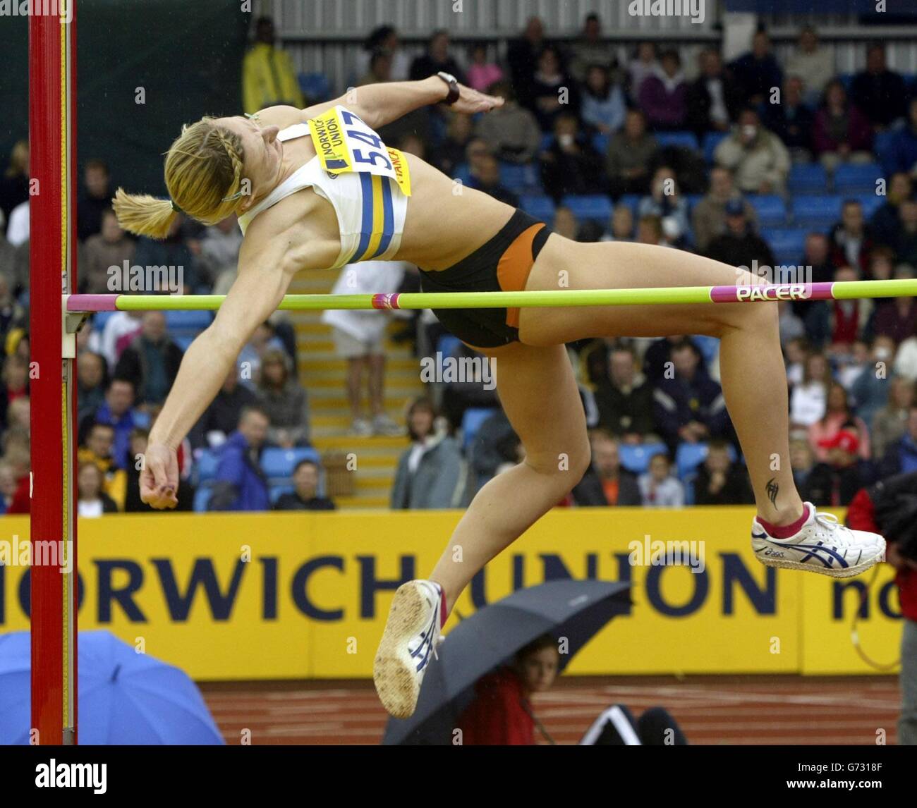 Susan Jones auf dem Weg zum Gewinn des Hochsprungs am ersten Tag der Norwich Union Olympic Trials und der Amateur Athletics Association Championships in der Manchester Regional Arena, Samstag, 10. Juli 2004. Stockfoto