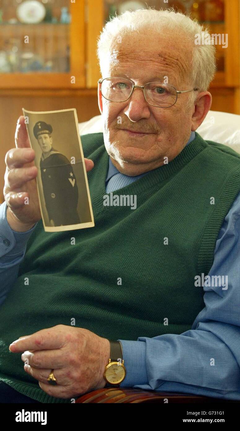 Der ehemalige deutsche Marineoffizier Max Quietsch, 81, vor seiner Tour durch das HMS Sovereign-Jäger-Killer-Atom-U-Boot der Royal Navy auf dem Marinestützpunkt Faslane in der Clyde. Die Reise für den U-Boot-Veteran, der knapp dem Tod entging, als sein Schiff aus dem Wasser gesprengt wurde, wurde von seinem Sohn Paul und seiner Schwiegertochter Helen als besonderes Vergnügen zu seinem Geburtstag organisiert. Stockfoto