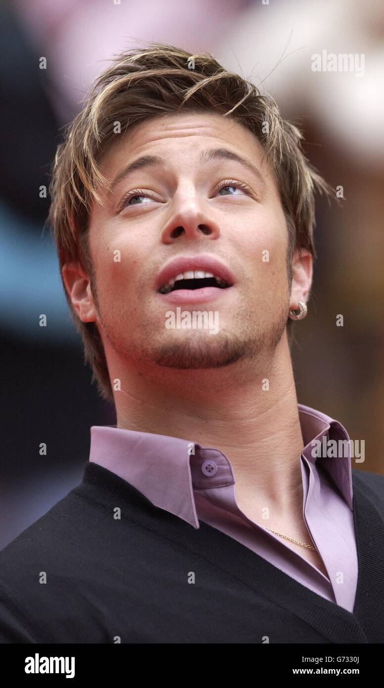 Duncan James kommt zur britischen Gala-Premiere von Spider-man 2 am Odeon Leicester Square im Zentrum von London. Stockfoto