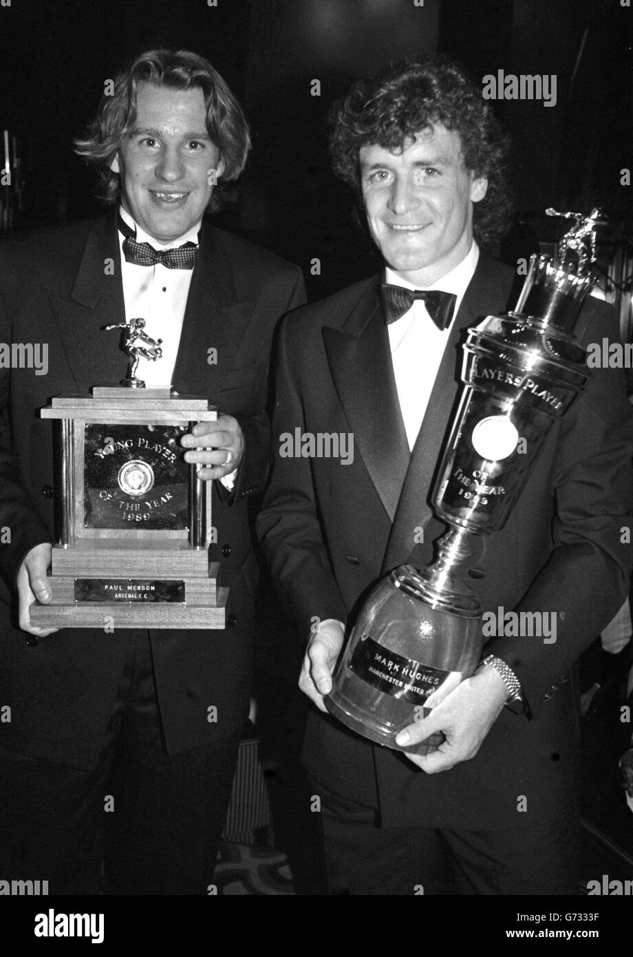 Arsenal-Stürmer Paul Merson (links) und Mark Hughes von Manchester United mit ihren Auszeichnungen im Londoner Hilton Hotel, als die Professional Footballers' Association Merson zum Young Player of the Year und Hughes zum Player of the Year kürte. Stockfoto