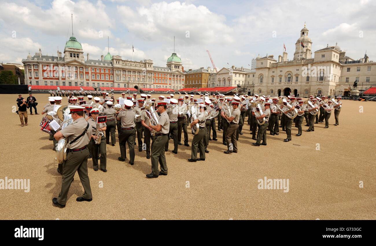 Mitglieder der Royal Marines bei den Proben für die Royal Marines schlagen Retreat bei der Horse Guards Parade in London. Stockfoto