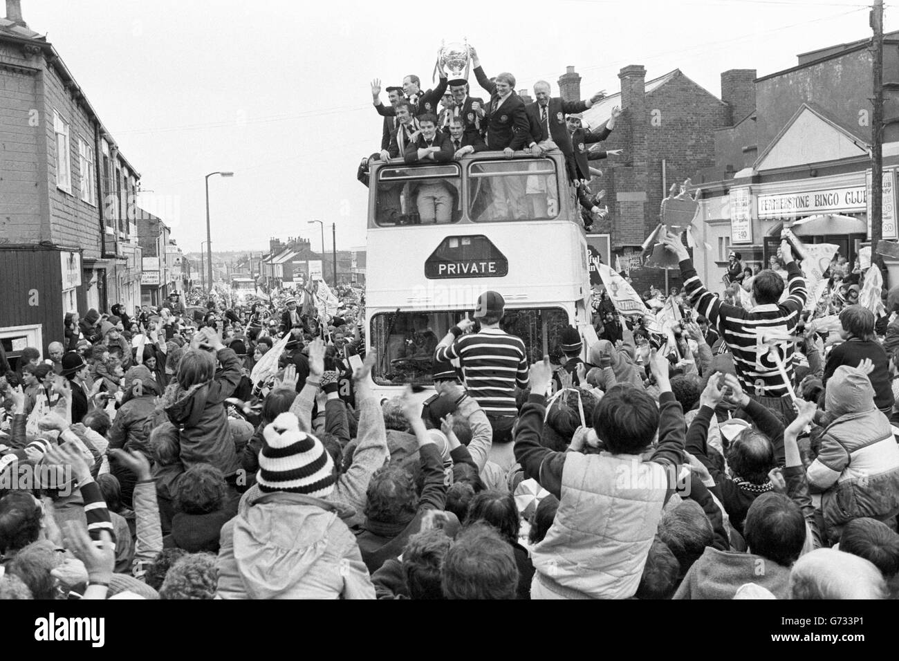 Die Yorkshire Bergbaugemeinde Featherstone begrüßt ihr siegreiches Rugby-League-Team, das Hull im Challenge Cup-Finale in Wembley besiegt hat. Stockfoto