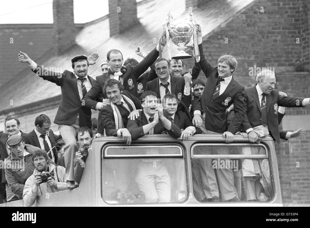 Featherstone Rovers kommen in einem offenen Bus nach Hause, während sie ihren Sieg im Challenge Cup über Hull feiern. Stockfoto
