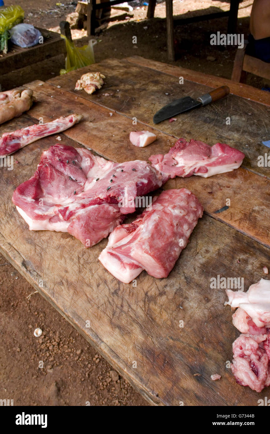 Rindfleisch ist für den Verkauf auf einen Tisch in einem Stall am Straßenrand Fleisch in Chork Village, Kambodscha. Stockfoto