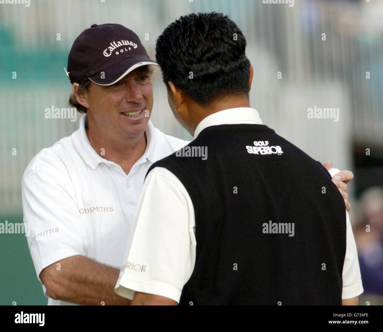 Nach dem dritten Spieltag während des 133. Open Golf Chamionship auf dem Royal Troon Golfplatz in Schottland schüttelt sich die englische Barry Lane die Hände mit Korea K.J. Choi auf dem 18-Loch-Golfplatz Stockfoto