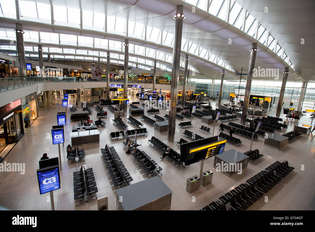 Passagiere kommen am neuen terminal 2 an -Fotos und -Bildmaterial in
