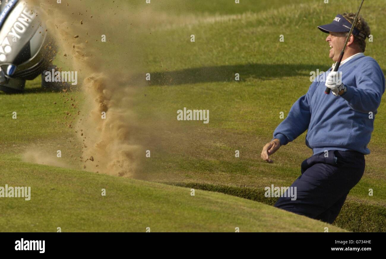 ZWEITER IN EINER SERIE VON 3 BILDERN. Der schottische Colin Montgomerie fällt, nachdem er während des 133. Open Golf Chamionship auf dem Royal Troon Golfplatz in Schottland aus dem Bunker auf dem 14. Loch geschlagen wurde Stockfoto