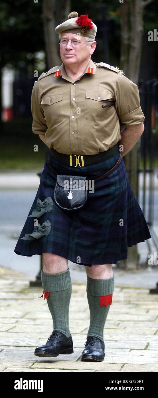 LT. General Sir Alistair Irwin, Adjutant General und Oberst Gebot, die Scottish Division, gibt nach der Ankündigung der Regierung über geplante Änderungen der Streitkräfte in Glasgow eine Pressekonferenz. Stockfoto