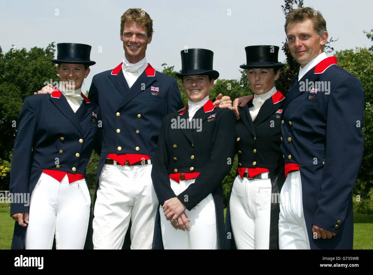 Das britische Olympic Eventing-Team (L-R) Sarah Cutteridge, William Fox-Pitt, Pippa Funnel, Jeanette Brakewell und Leslie Law posieren für Fotografen auf dem Hickstead Showground in East Sussex. Das Team bereitet sich darauf vor, nach Athen in Griechenland zu fliegen, um an den Olympischen Spielen teilzunehmen, die im nächsten Monat beginnen. Stockfoto