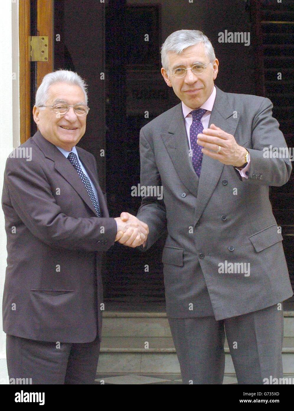 Der britische Außenminister Jack Straw (rechts) begrüßt seinen griechischen Amtskollegen Petros Molyviatis in seiner offiziellen Londoner Residenz, 1 Carlton Gardens in London. Stockfoto